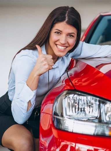 Família caminhando pelo jardim da casa