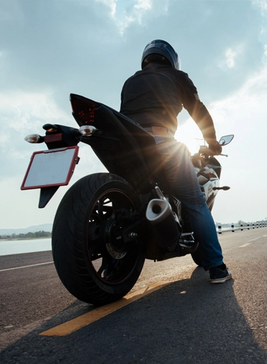 Família caminhando pelo jardim da casa