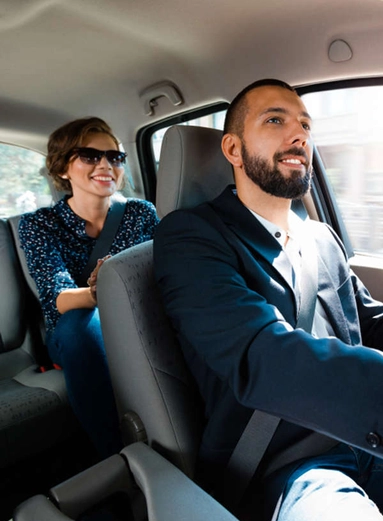 Família caminhando pelo jardim da casa
