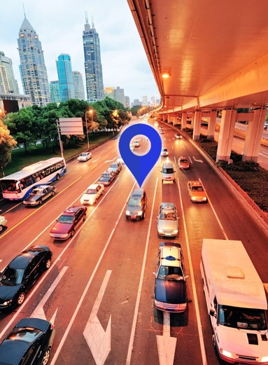 Família caminhando pelo jardim da casa