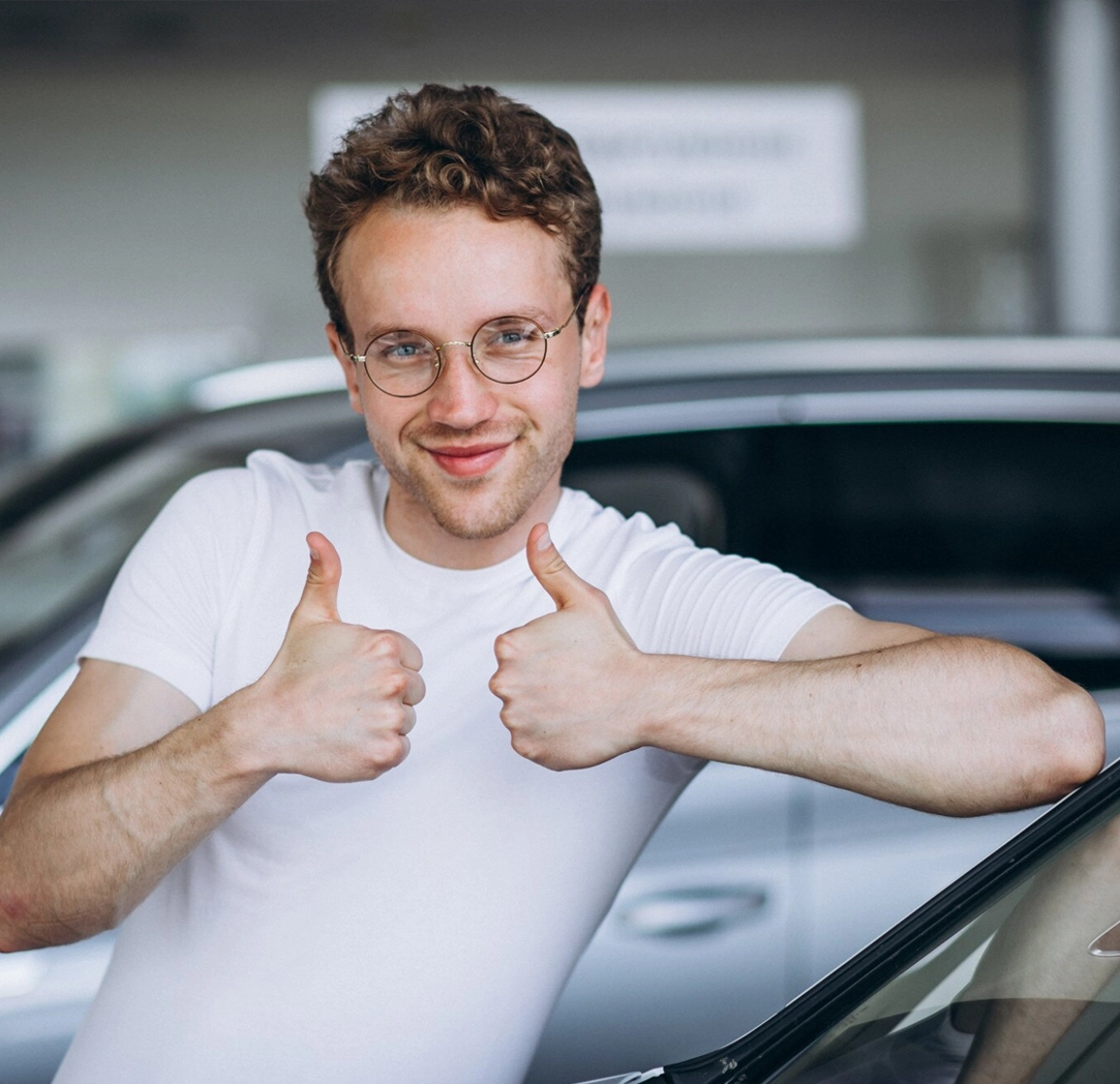 Casal avaliando documentos