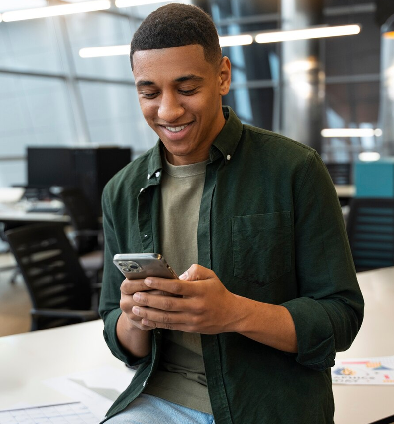 Familia e crianças brincando na sala