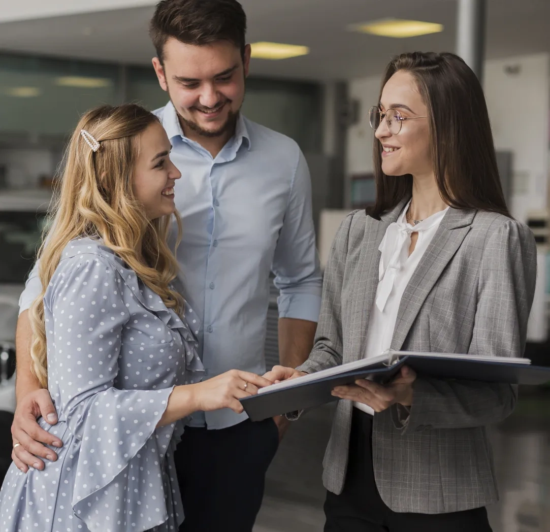 Casal avaliando documentos