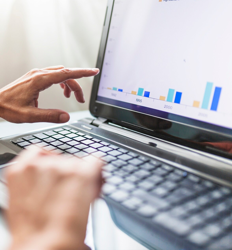 Familia e crianças brincando na sala